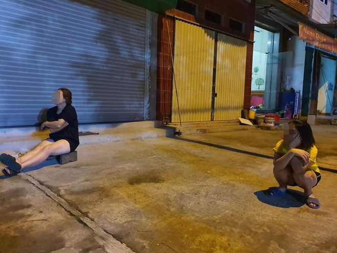 Bất chấp dịch bệnh, 4 bà hàng xóm lập đàn buôn chuyện trên vỉa hè khiến dân tình dở khóc dở cười-4