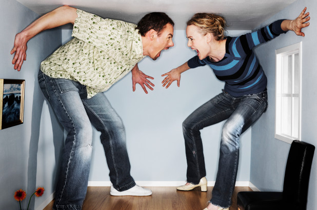 Xui xẻo như anh chàng bị cách ly chung nhà với người yêu cũ và tình cảnh dở khóc dở cười của những thanh niên dù ghét vẫn phải ngủ chung giường cùng nhau-1