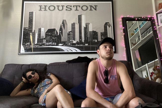 Xui xẻo như anh chàng bị cách ly chung nhà với người yêu cũ và tình cảnh dở khóc dở cười của những thanh niên dù ghét vẫn phải ngủ chung giường cùng nhau-3