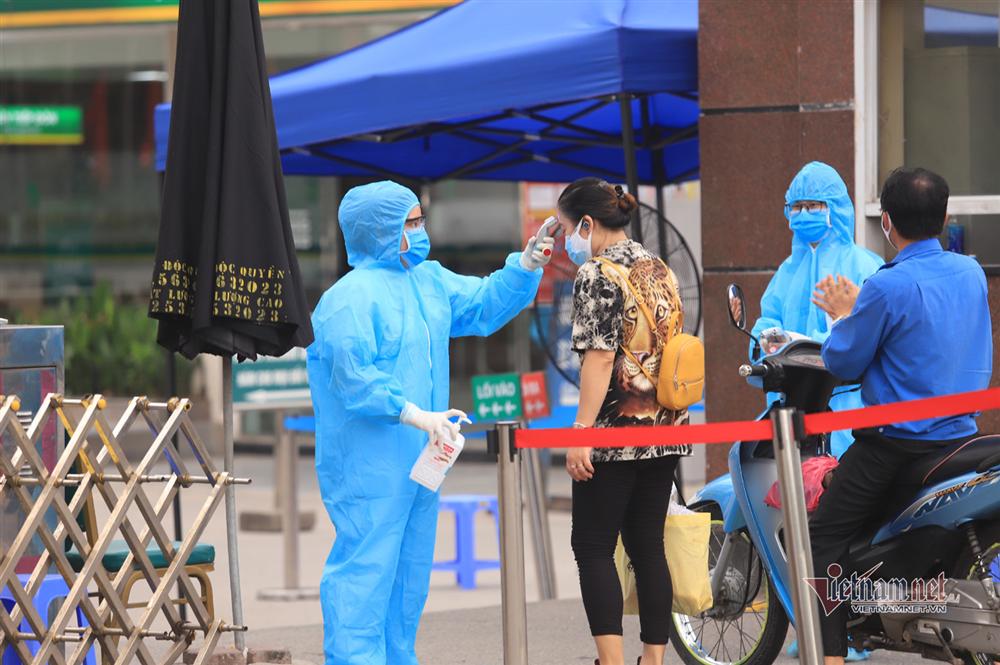 Tiếp tế thực phẩm sau lệnh nội bất xuất, ngoại bất nhập BV Bạch Mai-1