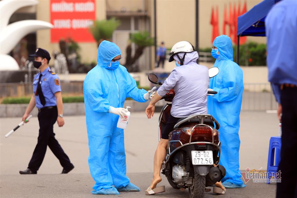 Tiếp tế thực phẩm sau lệnh nội bất xuất, ngoại bất nhập BV Bạch Mai-3