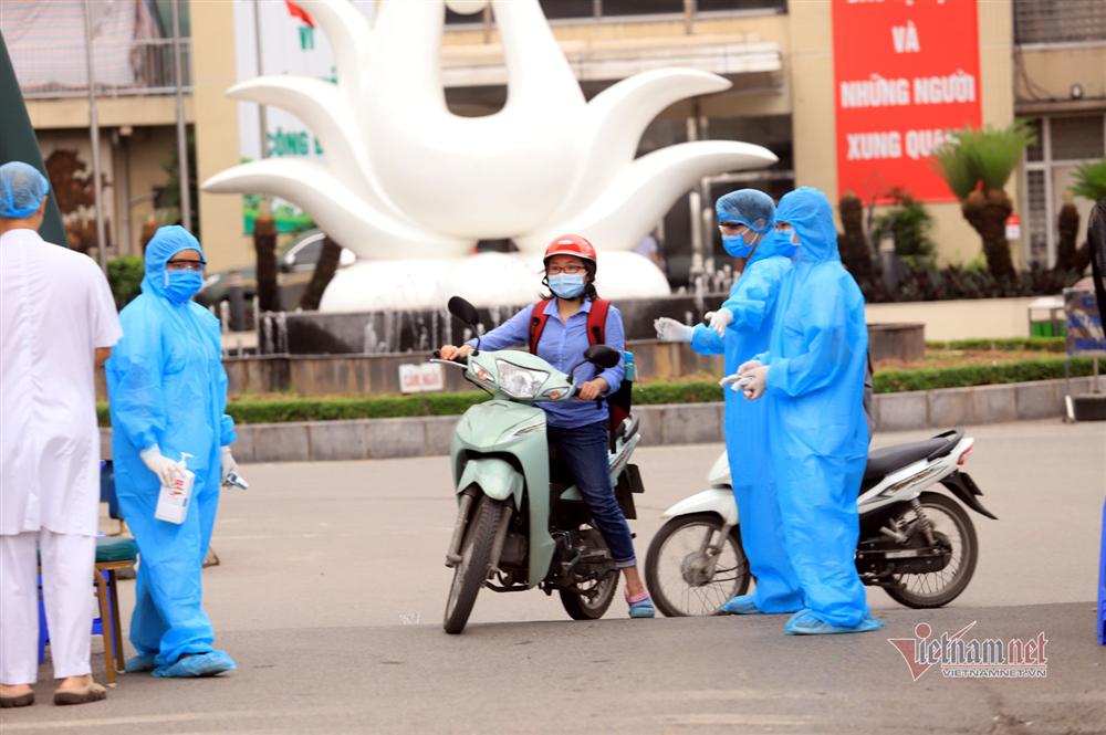 Tiếp tế thực phẩm sau lệnh nội bất xuất, ngoại bất nhập BV Bạch Mai-4