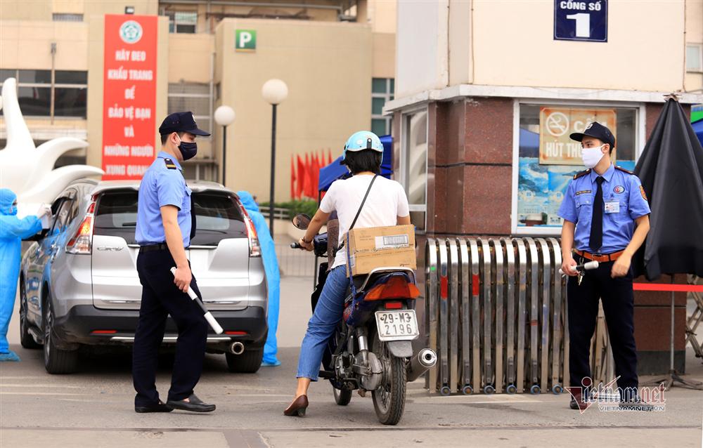 Tiếp tế thực phẩm sau lệnh nội bất xuất, ngoại bất nhập BV Bạch Mai-6