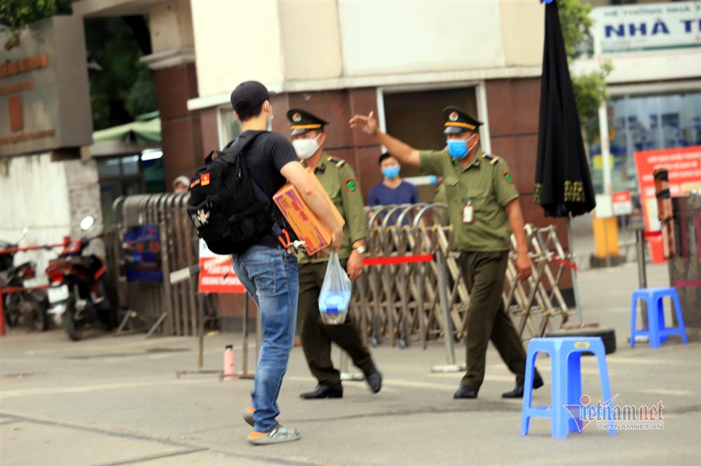 Tiếp tế thực phẩm sau lệnh nội bất xuất, ngoại bất nhập BV Bạch Mai-7