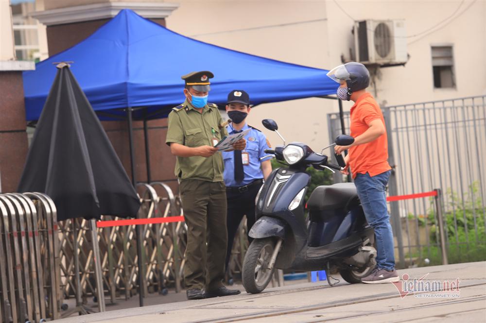 Tiếp tế thực phẩm sau lệnh nội bất xuất, ngoại bất nhập BV Bạch Mai-8