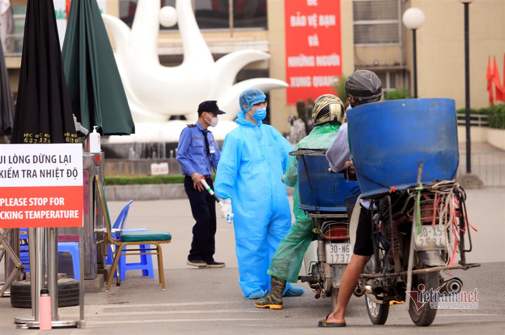 Tiếp tế thực phẩm sau lệnh nội bất xuất, ngoại bất nhập BV Bạch Mai-10