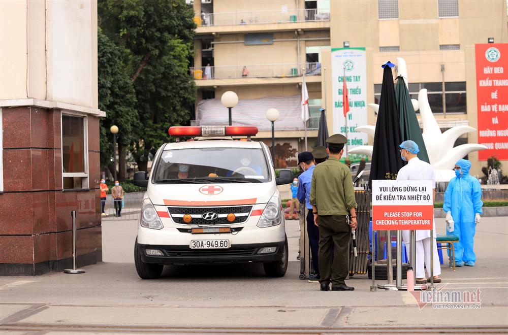 Tiếp tế thực phẩm sau lệnh nội bất xuất, ngoại bất nhập BV Bạch Mai-11