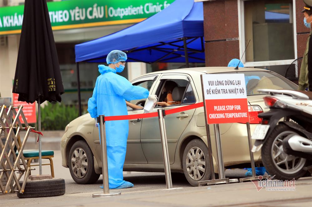 Tiếp tế thực phẩm sau lệnh nội bất xuất, ngoại bất nhập BV Bạch Mai-13