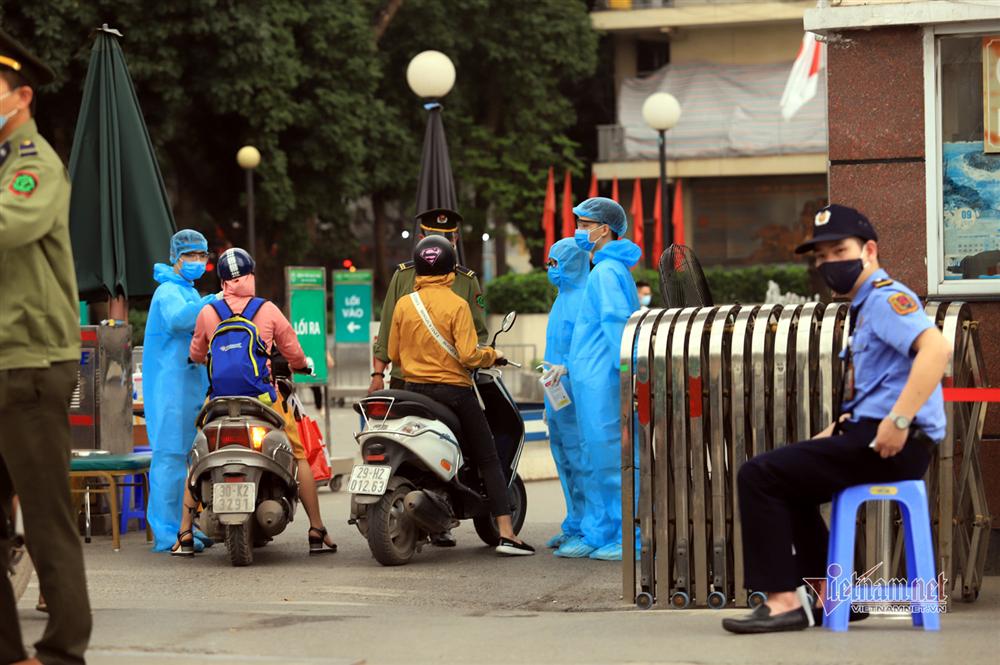 Tiếp tế thực phẩm sau lệnh nội bất xuất, ngoại bất nhập BV Bạch Mai-14