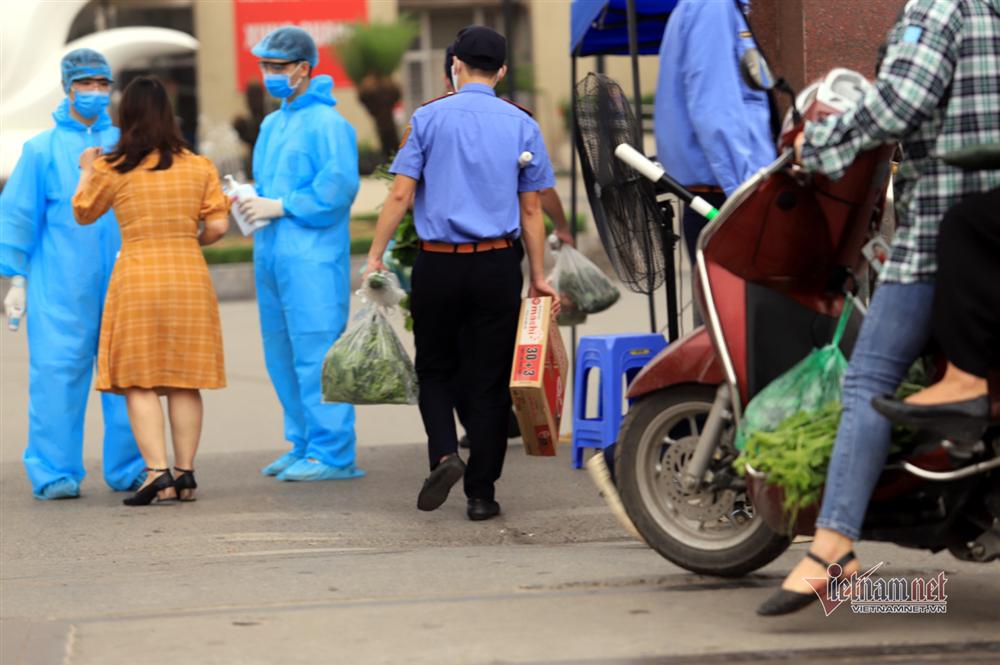 Tiếp tế thực phẩm sau lệnh nội bất xuất, ngoại bất nhập BV Bạch Mai-9