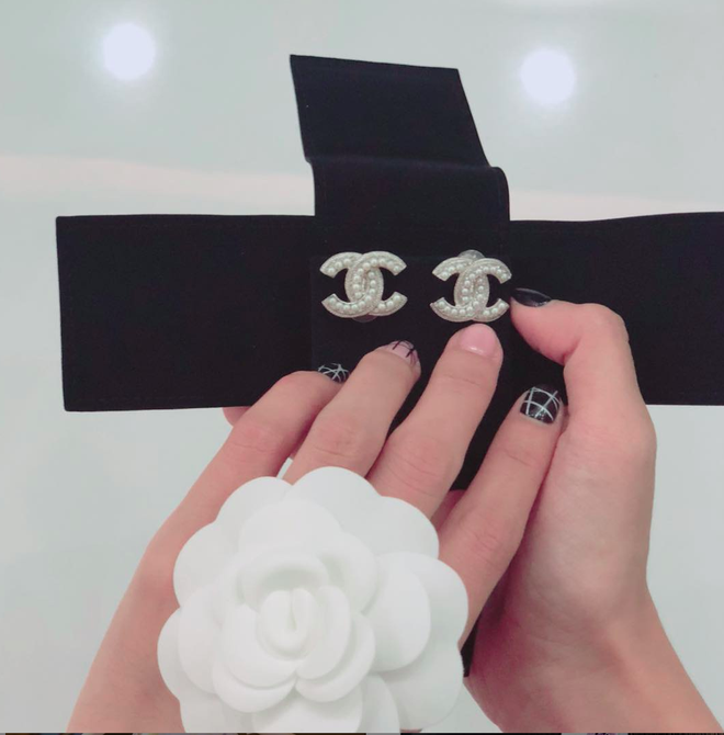 So kè khối tài sản của HH Ngọc Hân và Á hậu Thúy Vân trước khi về nhà chồng: Nhà sang, xế xịn, đồ hiệu nhìn mà hoa mắt!-18