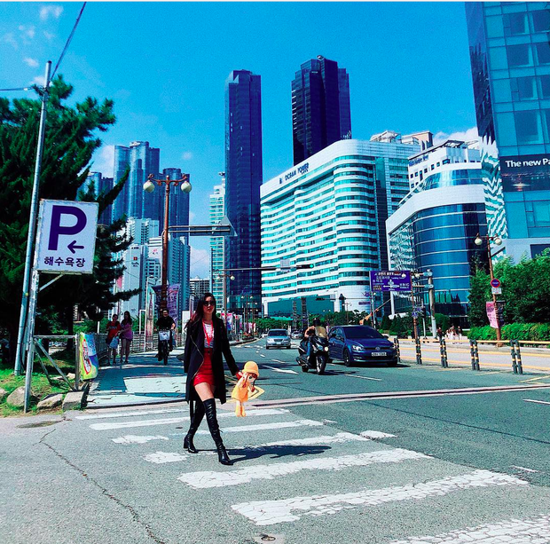 So kè khối tài sản của HH Ngọc Hân và Á hậu Thúy Vân trước khi về nhà chồng: Nhà sang, xế xịn, đồ hiệu nhìn mà hoa mắt!-19