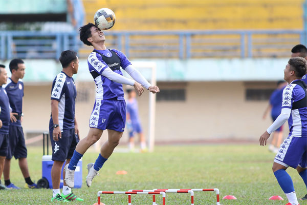 Ở nhà rảnh rỗi, tuyển thủ Việt Nam tranh thủ dạy con trai... tập plank cực đáng yêu: Có khác gì bố con nhà Ronaldo đâu-5