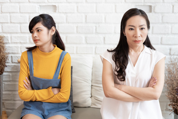 Ngày nào chị dâu của người yêu cũng gọi sang giúp cháu uống sữa, rồi một lần chị ấy uống chút sữa còn thừa lại trong bình và quay sang cấm cửa tôi bước vào nhà-2