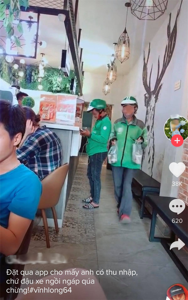 Thương các anh shipper vì dịch mà ế ẩm, nhóm nam nữ trẻ đã làm hành động không ai ngờ để 2 anh shipper trong vài giây đã có thêm thu nhập-1