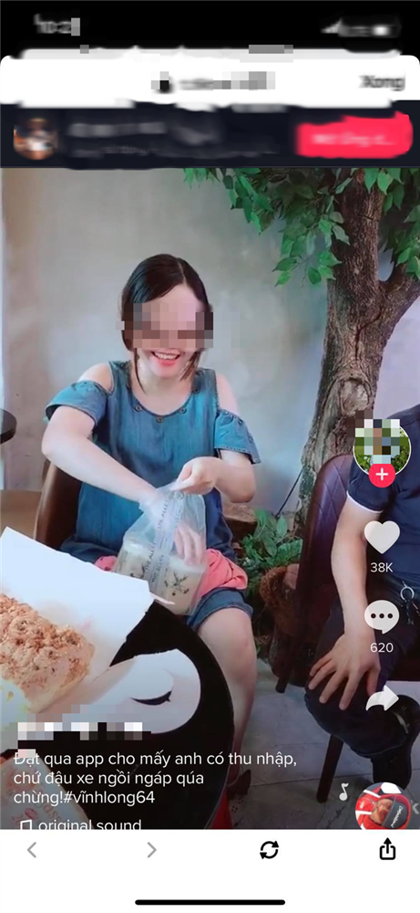 Thương các anh shipper vì dịch mà ế ẩm, nhóm nam nữ trẻ đã làm hành động không ai ngờ để 2 anh shipper trong vài giây đã có thêm thu nhập-5