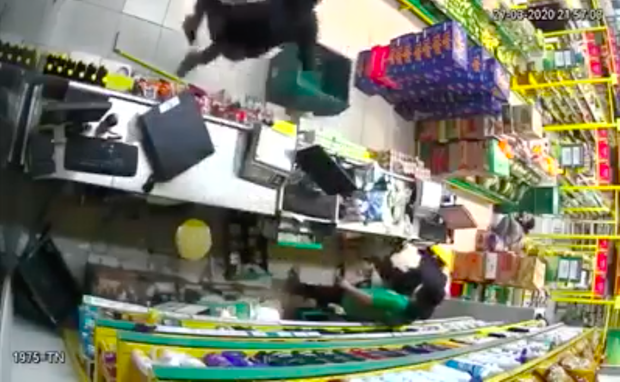 Clip: Hai thanh niên nghi dùng súng, xông vào cửa hàng Bách Hoá Xanh ở Sài Gòn cướp tài sản-1
