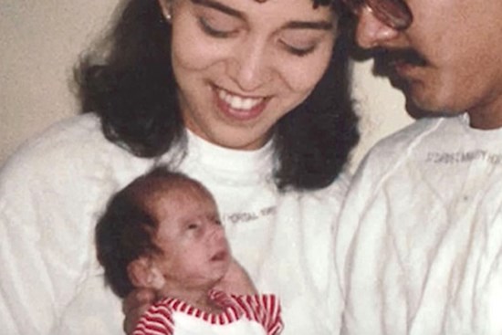 Sinh ra với diện mạo khác biệt, cô gái bị bắt nạt suốt cả tuổi thơ và sự thay đổi nhiều năm sau khiến mọi người ngỡ ngàng