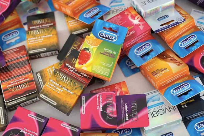 Sau khẩu trang y tế, đến lượt bao cao su có nguy cơ cạn hàng vì COVID-19-1