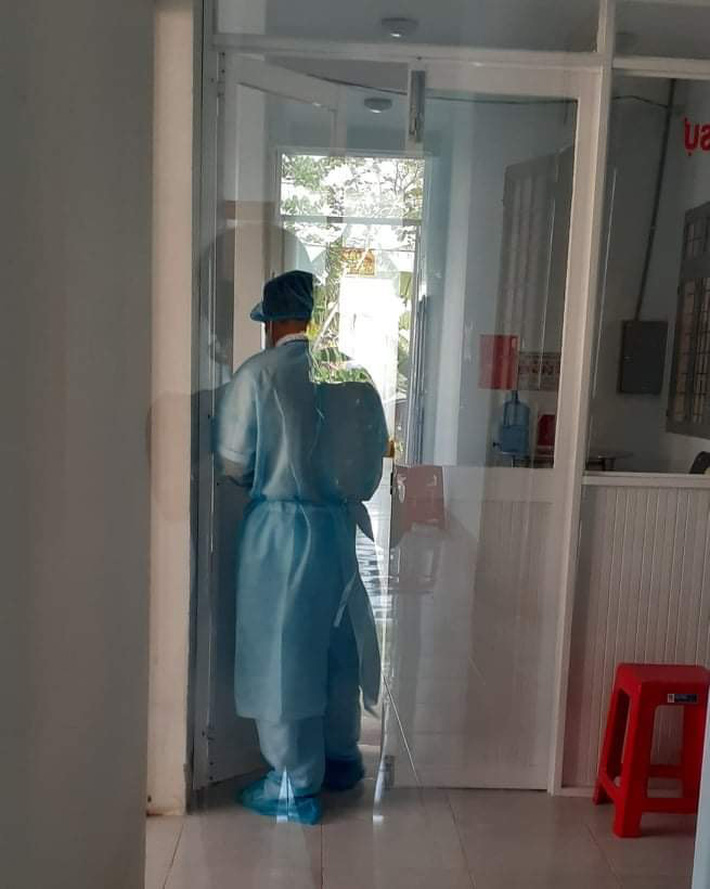 Chia sẻ của một người trực tiếp nằm tại khoa cách ly Covid-19 về nữ y sĩ lương 4 triệu/tháng nhưng sẵn sàng lấy một nửa đóng cho bệnh nhân mà không cần hoàn trả khiến ai nấy cảm động-2