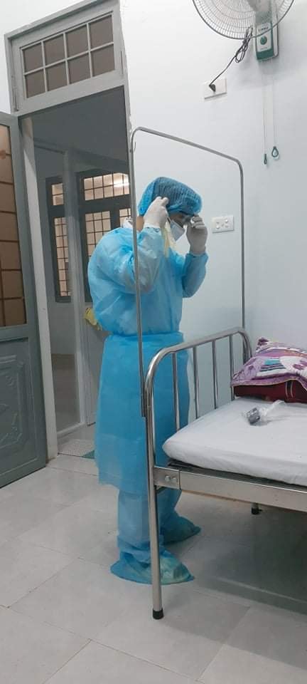 Chia sẻ của một người trực tiếp nằm tại khoa cách ly Covid-19 về nữ y sĩ lương 4 triệu/tháng nhưng sẵn sàng lấy một nửa đóng cho bệnh nhân mà không cần hoàn trả khiến ai nấy cảm động-3