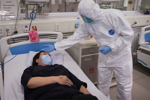 Tín hiệu tích cực về sức khoẻ bác gái BN17 và 2 bệnh nhân COVID-19 diễn biến rất nặng-2