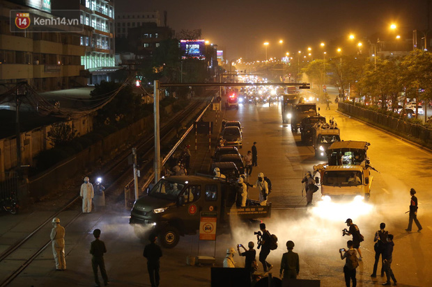 Ảnh: 10 xe của Binh chủng Hóa học tiêu độc toàn bộ không gian BV Bạch Mai, vận chuyển 600 người nhà bệnh nhân đi cách ly tập trung-2