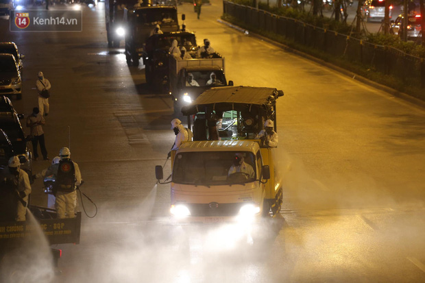 Ảnh: 10 xe của Binh chủng Hóa học tiêu độc toàn bộ không gian BV Bạch Mai, vận chuyển 600 người nhà bệnh nhân đi cách ly tập trung-3