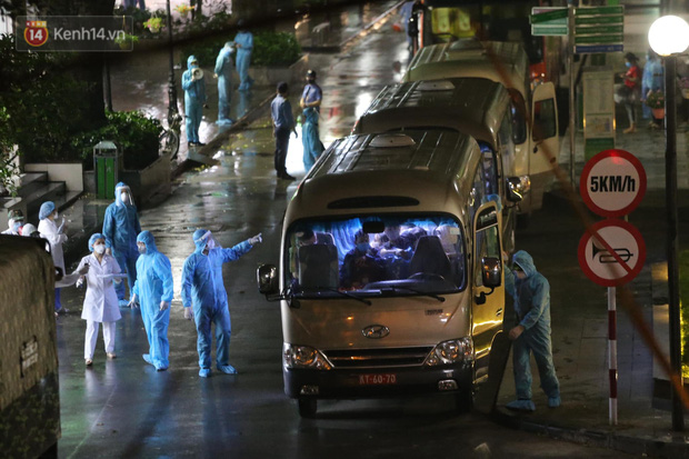 Ảnh: 10 xe của Binh chủng Hóa học tiêu độc toàn bộ không gian BV Bạch Mai, vận chuyển 600 người nhà bệnh nhân đi cách ly tập trung-9