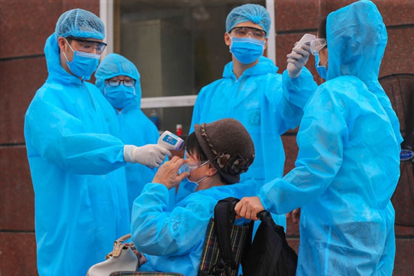 Bệnh nhân 172 mắc Covid-19 trực tiếp chăm sóc bệnh nhân 133 tại Bệnh viện Bạch Mai trong 23 ngày-2