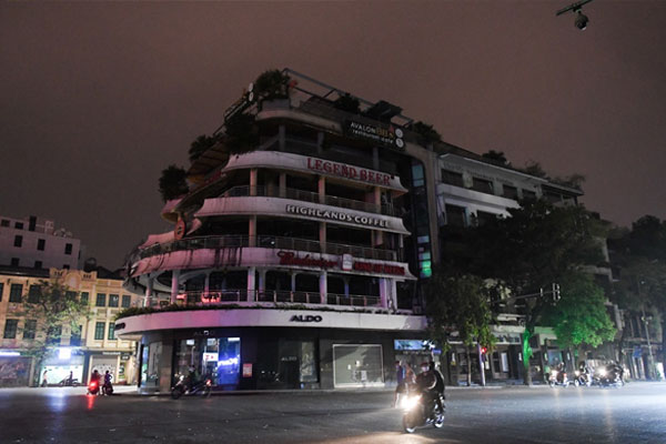 Quán karaoke ở Hải Phòng lại điều 8 chân dài hát với khách-2