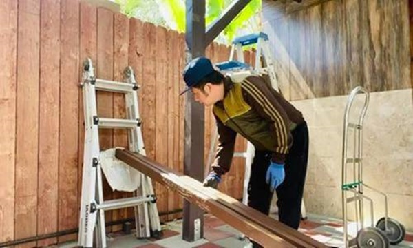 Về Mỹ đúng lúc dịch, Bằng Kiều làm nông dân 1 tháng, sửa vườn trồng thêm cây-1