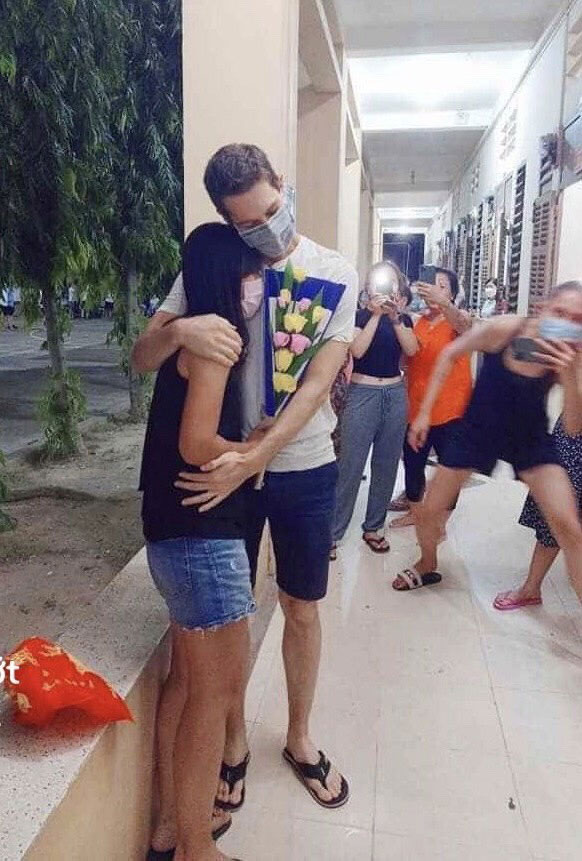 Tỏ tình bạn gái ngay tại khu cách ly, chàng trai Tây khiến dân tình trầm trồ khen cao thủ-2