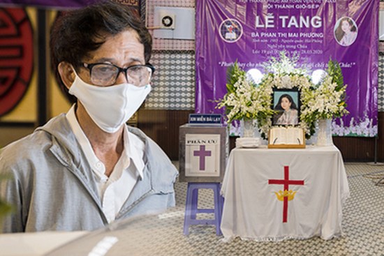Tang lễ cố diễn viên Mai Phương: Người cha nén đau thương, lặng lẽ đứng bên linh cữu con gái