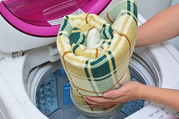 Cho cục xà bông vào chiếc tất cũ rồi thả vào bồn cầu, thấy kết quả chị em chỉ hận sao mình không biết sớm hơn-9