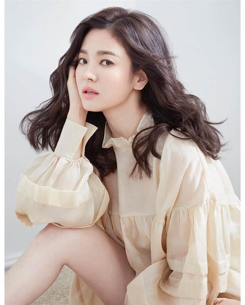 Nhìn tuyển tập ảnh mặt mộc ít son phấn của Song Hye Kyo, người ta sẽ biết nhan sắc của cô thần thánh đến độ nào-1