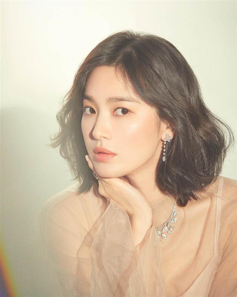 Nhìn tuyển tập ảnh mặt mộc ít son phấn của Song Hye Kyo, người ta sẽ biết nhan sắc của cô thần thánh đến độ nào-2