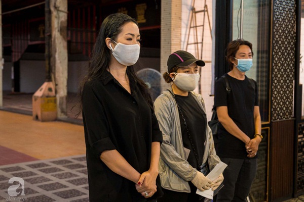 Tang lễ cố diễn viên Mai Phương: Người cha nén đau thương, lặng lẽ đứng bên linh cữu con gái-4