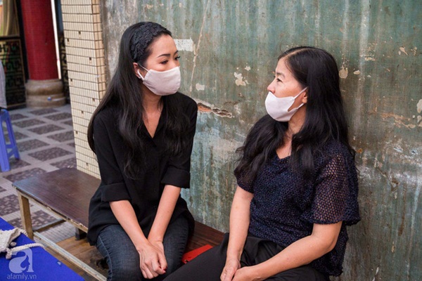 Tang lễ cố diễn viên Mai Phương: Người cha nén đau thương, lặng lẽ đứng bên linh cữu con gái-9
