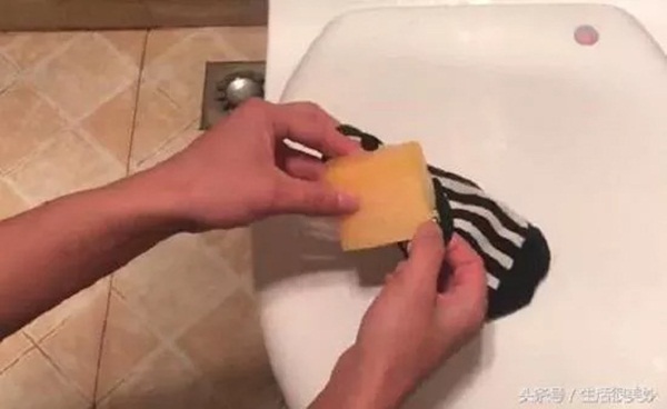 Cho cục xà bông vào chiếc tất cũ rồi thả vào bồn cầu, thấy kết quả chị em chỉ hận sao mình không biết sớm hơn-1