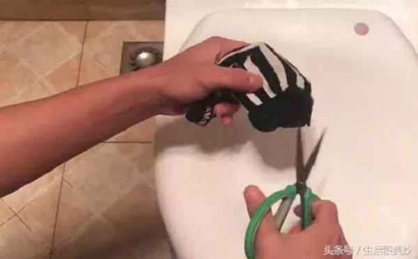 Cho cục xà bông vào chiếc tất cũ rồi thả vào bồn cầu, thấy kết quả chị em chỉ hận sao mình không biết sớm hơn-2