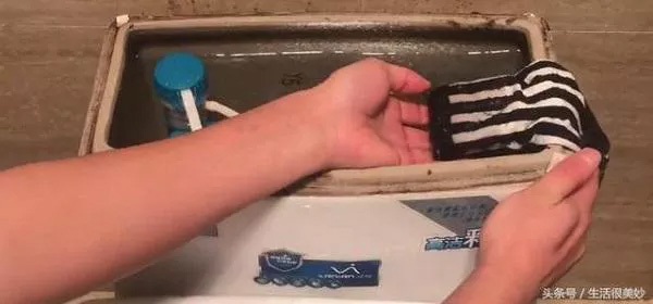 Cho cục xà bông vào chiếc tất cũ rồi thả vào bồn cầu, thấy kết quả chị em chỉ hận sao mình không biết sớm hơn-3