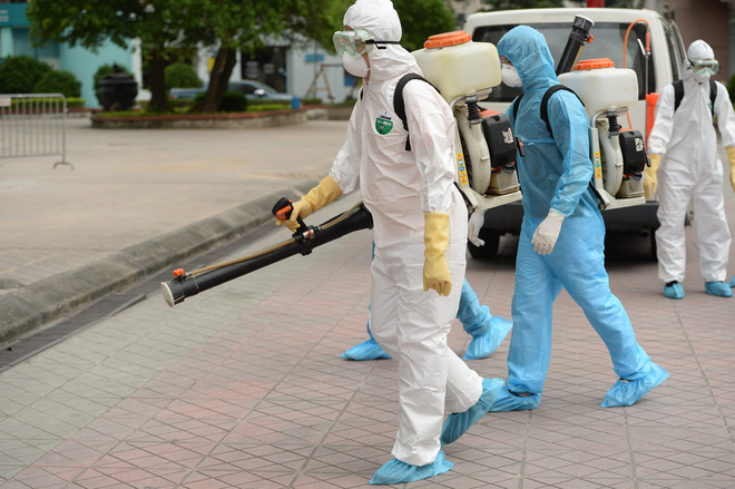 Hà Nội cách ly, phun khử độc toà nhà trên đường Hoàng Đạo Thuý, nơi có ca nghi nhiễm Covid-19-3