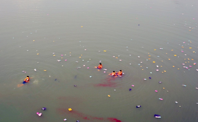 Người mẹ nhảy cầu tự tử trước mặt 2 con gái-2