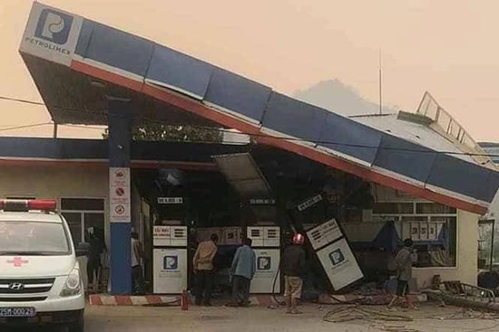 Lai Châu: Xe tải lao vào cây xăng làm 1 người tử vong, 5 người bị thương