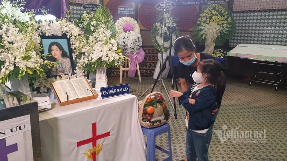 Ông ngoại bế con gái Mai Phương nhìn mặt mẹ trong tang lễ-1