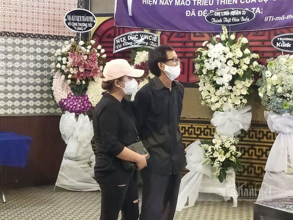 Ông ngoại bế con gái Mai Phương nhìn mặt mẹ trong tang lễ-4