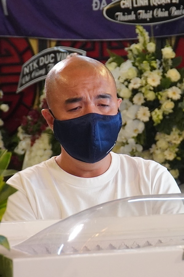 Ông ngoại bế con gái Mai Phương nhìn mặt mẹ trong tang lễ-11