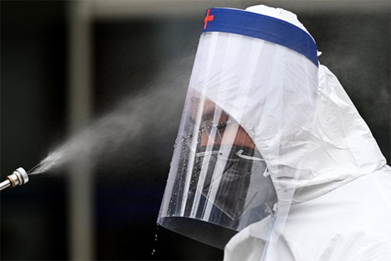 Nam thanh niên trèo rào bỏ trốn về thăm vợ khiến cả nhà bị đưa đi cách ly