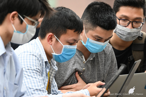 Câu chuyện về các phóng viên lăn xả vào điểm nóng để có được những hình ảnh, tin bài chân thực nhất trong mùa dịch Covid-19 tại Việt Nam-1